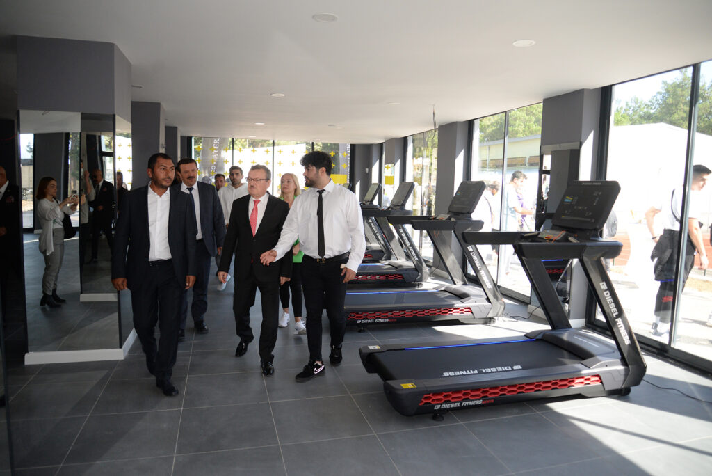 Bursa’nın en büyük spor tesisleri hizmete açıldı