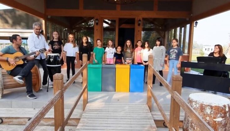 Üstün zekalı çocuklar atıklar için şarkı besteleyip seslendirdi milyonlarca izlendi