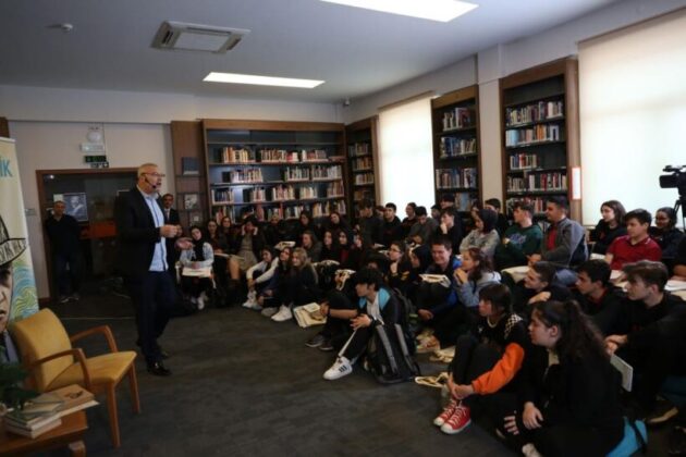 Üzümcü’den öğrencilere: Kendini seven insan okumalıdır