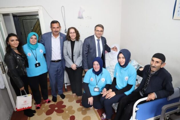 Yıldırım Vefa Sosyal Destek ekipleri ihtiyaç sahibi yaşlıların yanında