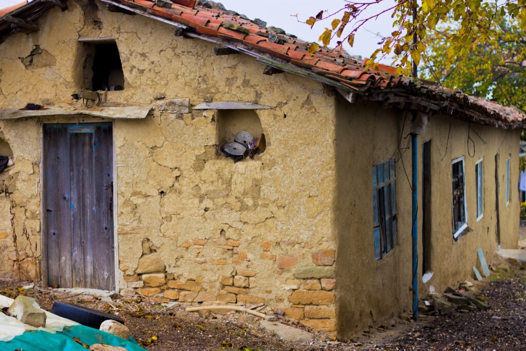 Bursa Karacabey’de 52 m² kerpiç ev ve avlusu icradan satılıktır