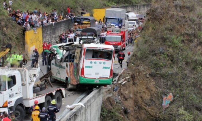 Kolombiya’da otobüs devrildi