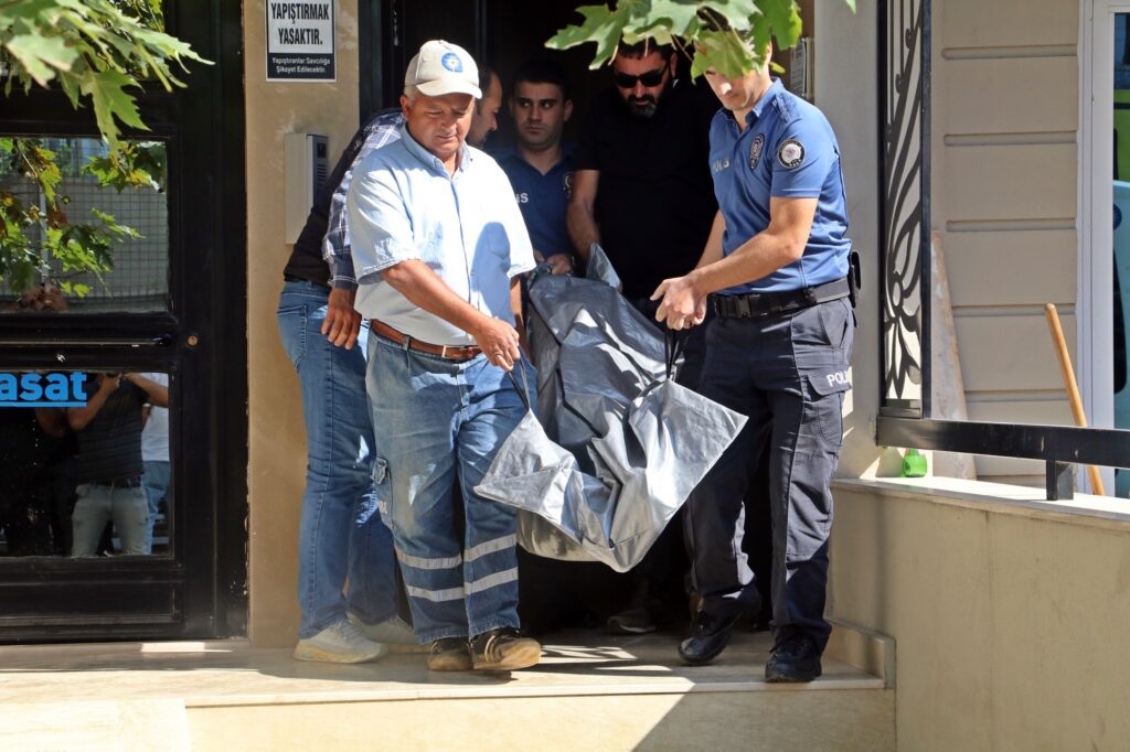 Öğrencisi evinde ölü bulunan şahsın öğretmenlikle ilişiği kesildi