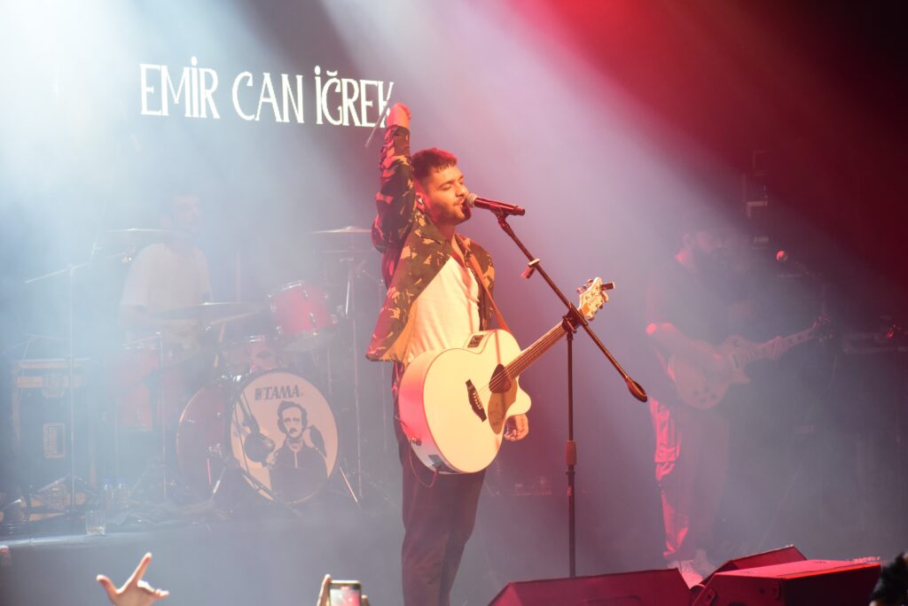 Emir Can İğrek Bursa’da sevenleri ile buluştu