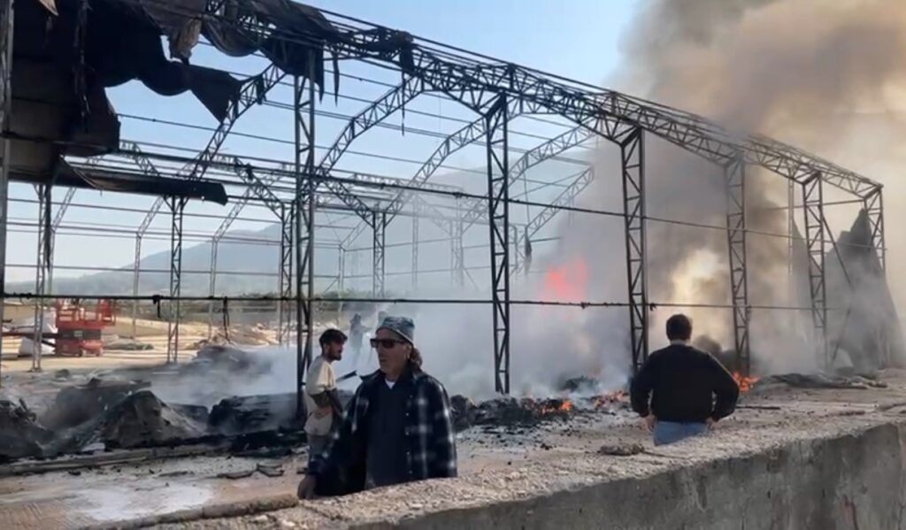 Geri dönüşüm deposunda yangın