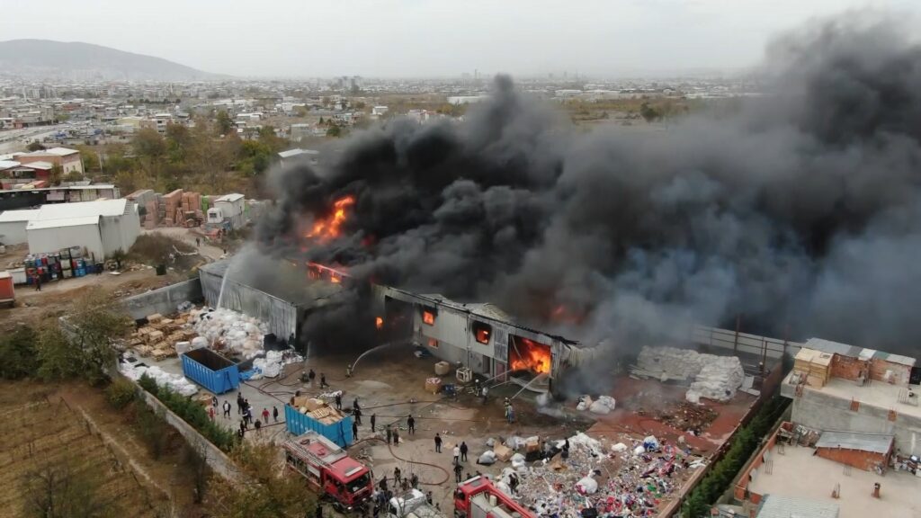 Bursa’da geri dönüşüm tesisinde başlayan yangın kontrol altına alındı