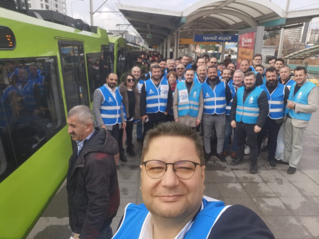 Bursaray istasyonu maviye büründü