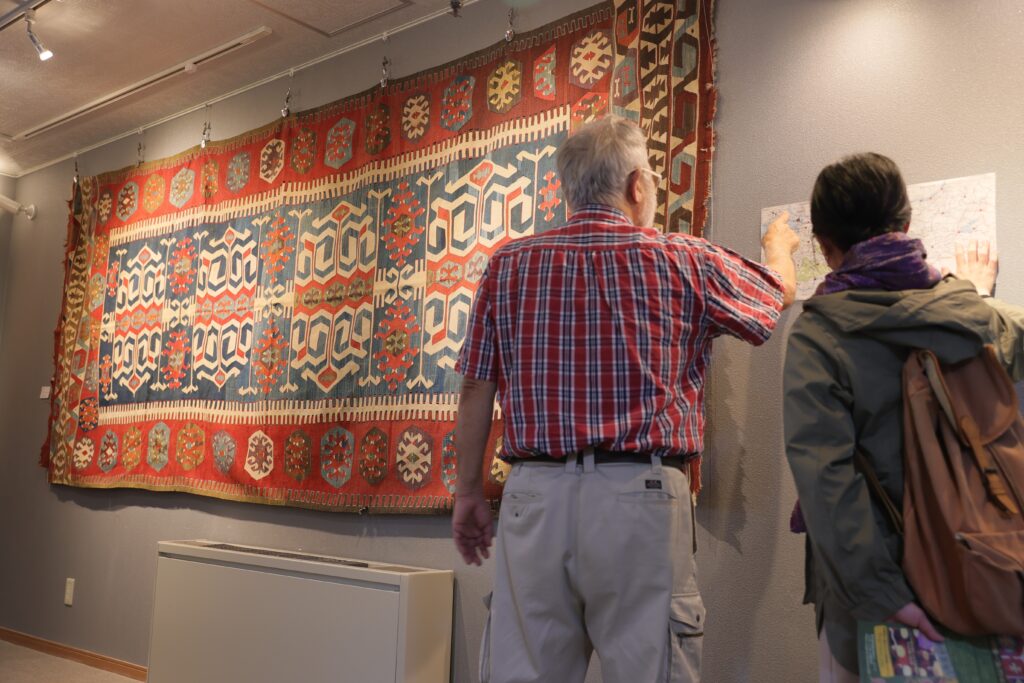 Japon koleksiyoner topladığı el işi Türk kilimleriyle Tokyo’da sergi açtı