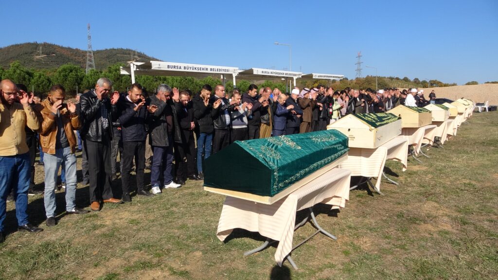 Bursa’da 8’i çocuk 9 kişi toprağa verildi