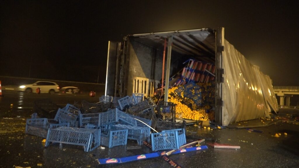 Meyve yüklü TIR devrildi