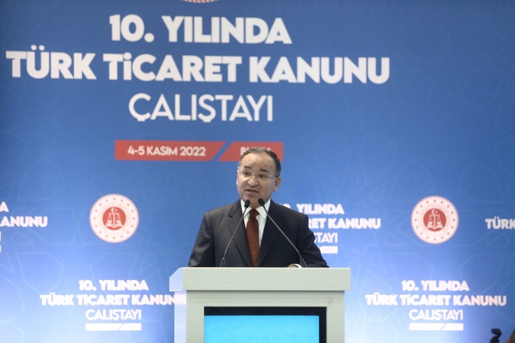 Bakan Bozdağ’dan kıyafet mesajı