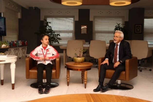 Başkan Erdem’den ödüllü sporculara kutlama