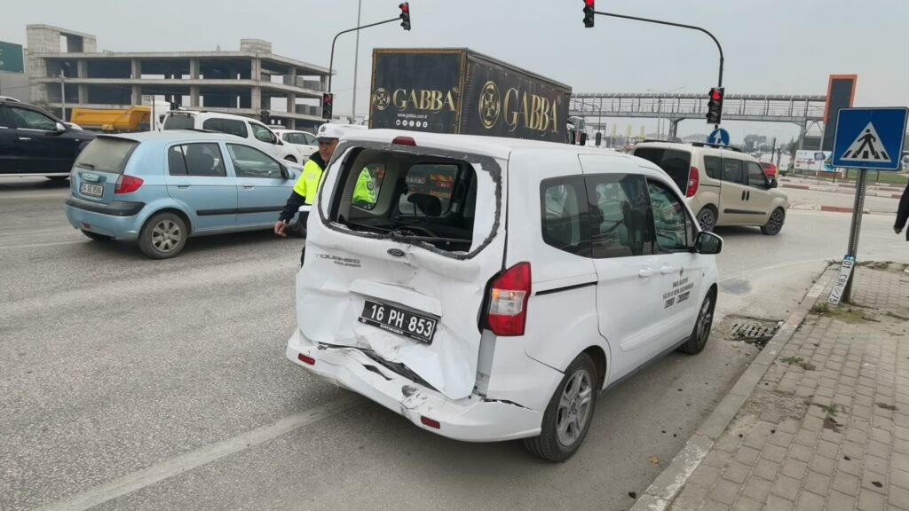 Bursa’da zincirleme kazada ölümden döndüler