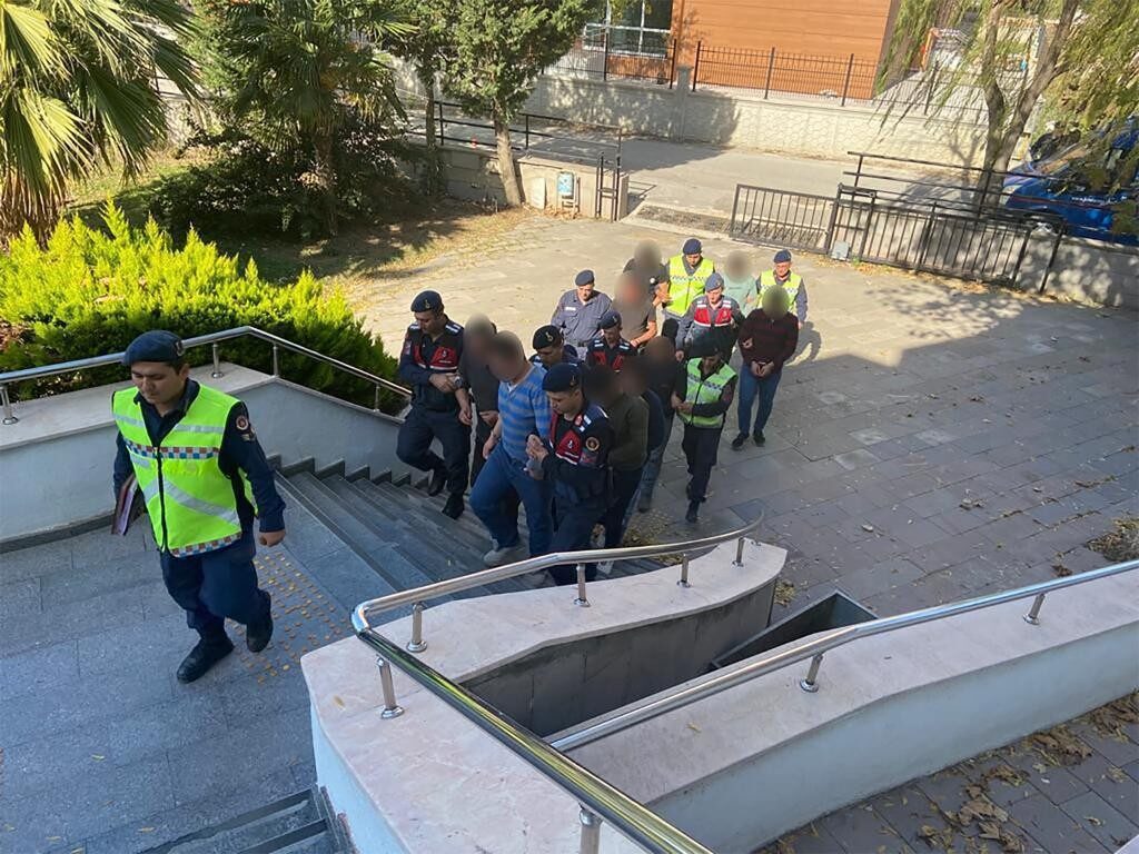 Definecilere suçüstü