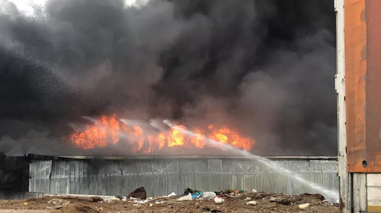 Bursa’da geri dönüşüm deposunda büyük yangın