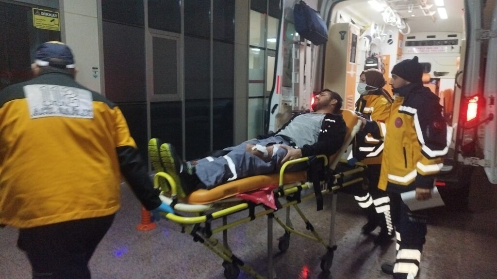 Kırmızı ışıkta beklerken saldırıya uğradılar