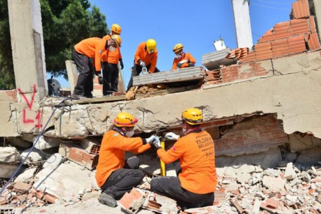 Belediye çalışanları arama kurtarma sertifikasını aldı