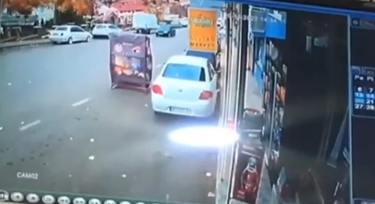 Uçan dolap…Fırtına Bursa’da herşeyi uçurdu