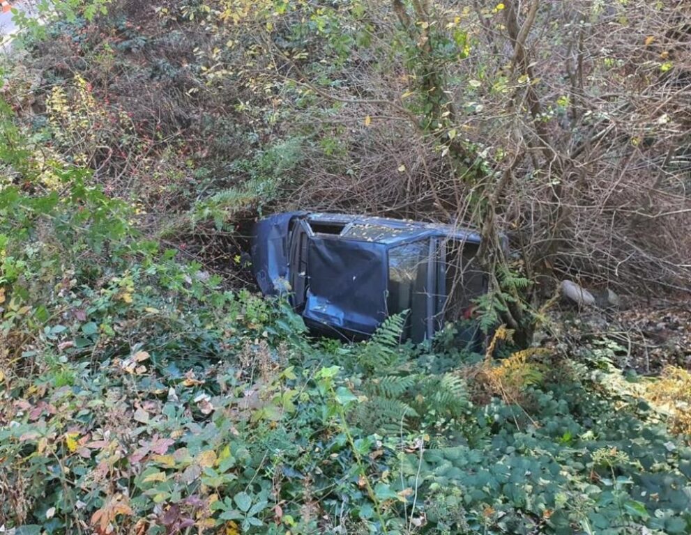 İnanılmaz kurtuluş…Uçuruma yuvarlanan otomobil hurdaya döndü