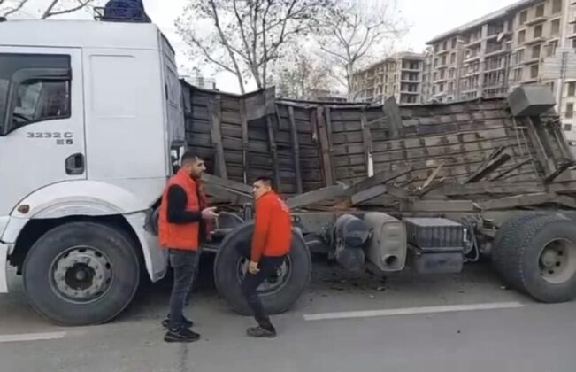 Bursa’da kamyonun devrilme anı kameralarda