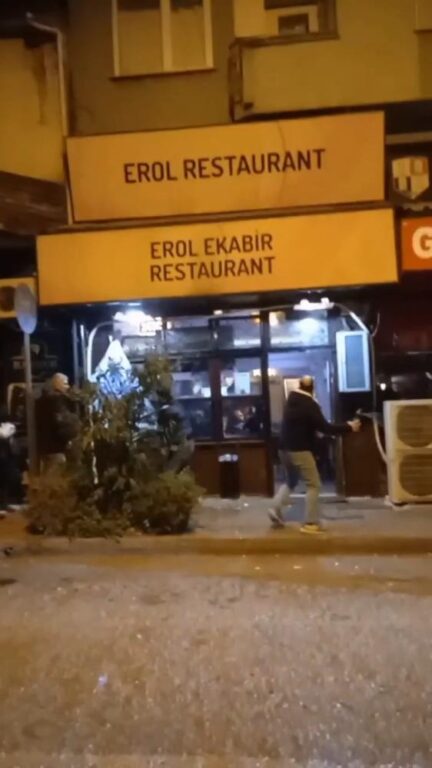 Bursa’da silah, sopa ve sandalyelerin kullanıldığı kavga kamerada