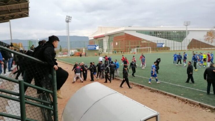 Bursa’da amatör maçta olaylar…Bir polis ile bir futbolcu yaralandı