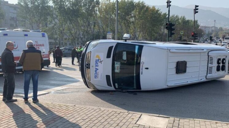 Bursa’da otomobilin çarptığı minibüs devrildi