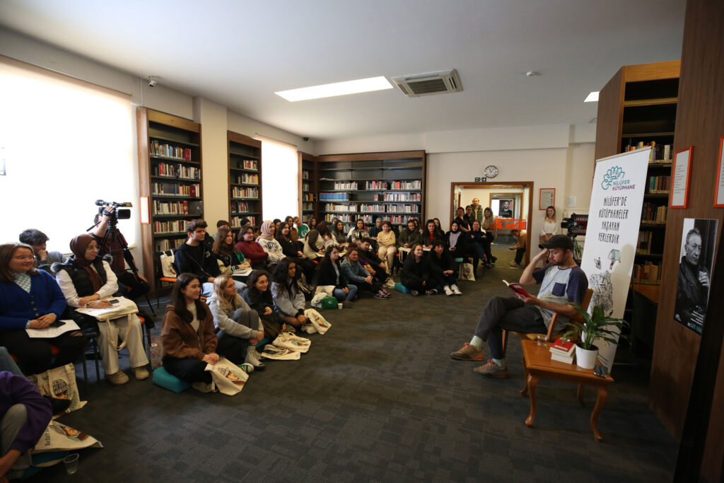 Oyuncu Öner Erkan öğrencilere Sait Faik okudu