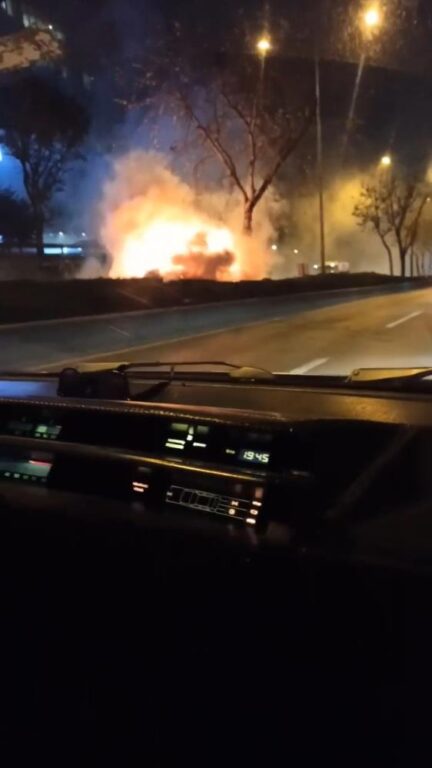 Bursa’da otomobil alev alev yandı, alevler ağaca ve otluk alana sıçradı