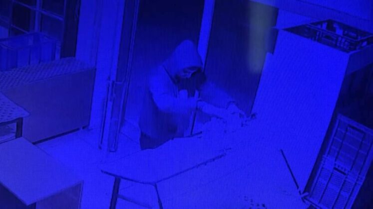 Bursa’da hırsız sadaka kutusunu böyle çaldı