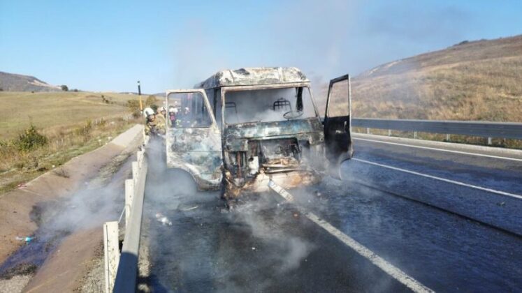 Bursa’da tamir için yola çıkan minibüs alev alev yandı