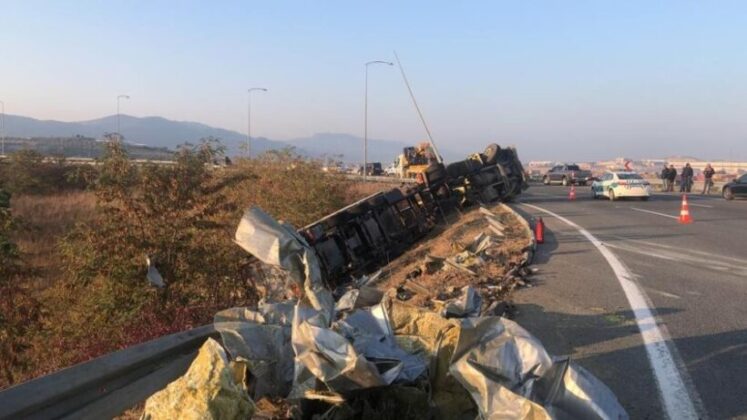 Devrilen tırda 2 kişi hayatını kaybetti