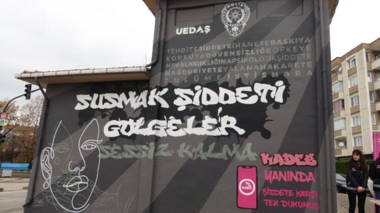 Bursa’da trafolar “Susmak Şiddeti Gölgeler” sözleriyle boyanarak farkındalık oluşturuldu