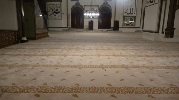 Ulu Cami’nin 12 yıllık halıları değişti