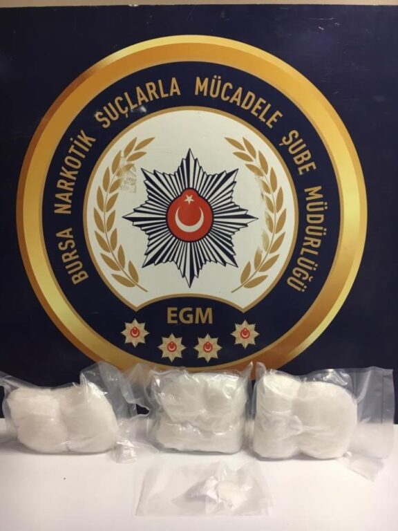 Bursa’da bir otomobilde 3 kilo metanetinin ele geçirildi