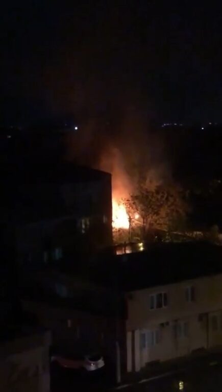 Bursa’da yangın evlere sıçramadan son anda söndürüldü