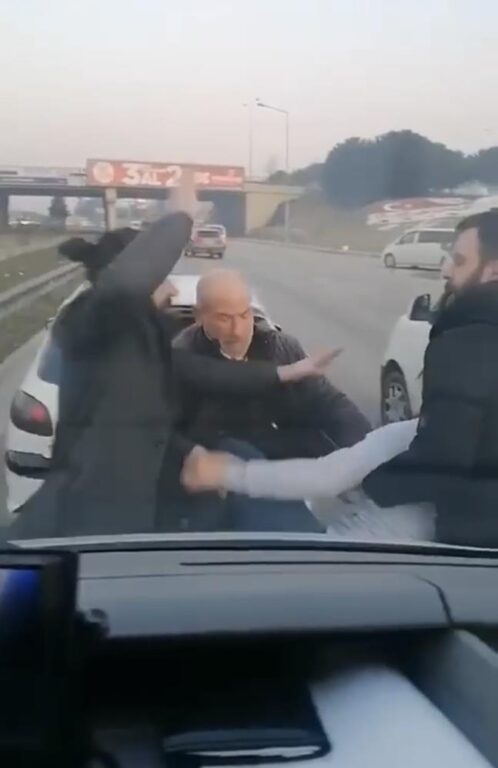 Trafikte yol verme kavgası ringleri aratmadı, o anlar kameralarda