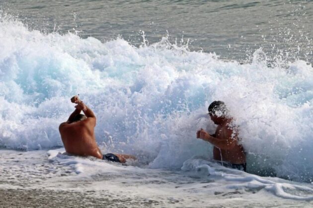 Dev dalgalara kafa tuttular, her defasında kıyıya savruldular