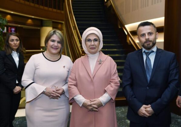 Emine Erdoğan sayesinde okuma yazma öğrenen köylü kadınların son isteği
