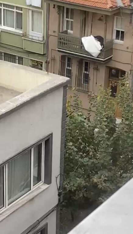 Beyoğlu’nda hırsızın çaldığı televizyonu 2. kattan aşağı attı