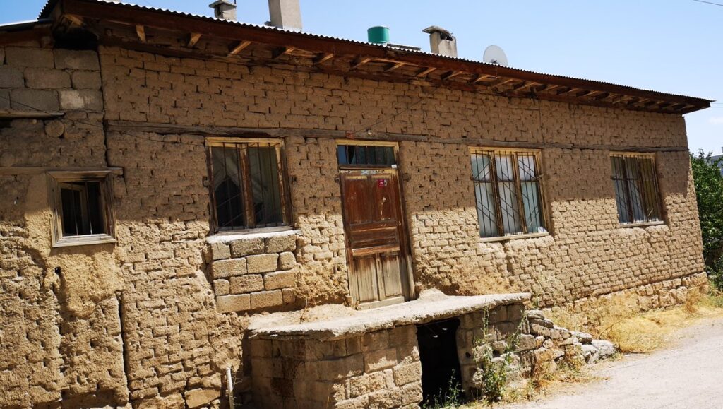 Bursa Karacabey’de 834 m² arsa üzerindeki tek katlı kerpiç mesken mahkemeden satılıktır