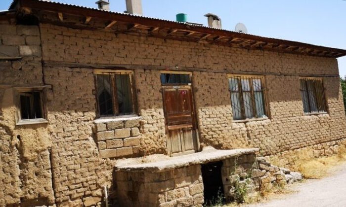 Bursa Karacabey’de 834 m² arsa üzerindeki tek katlı kerpiç mesken mahkemeden satılıktır