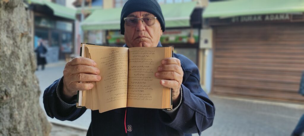 Bu kitapta 300 yıl önceki yemek tarifleri yazıyor