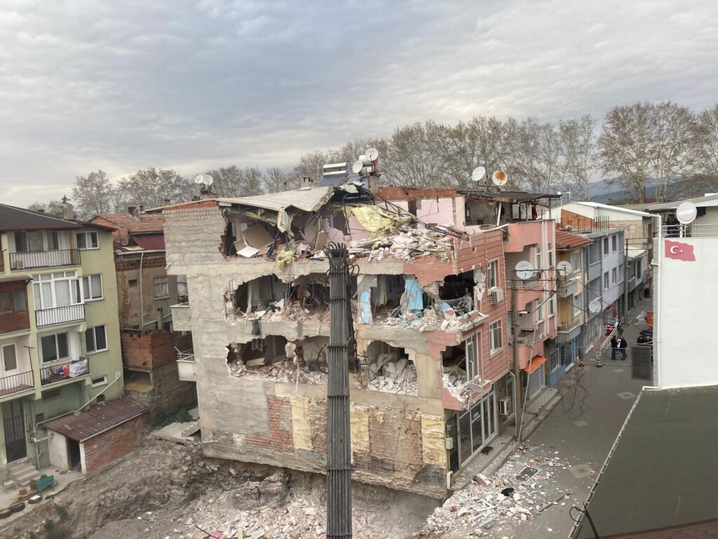 4 katlı bina, içindeki eşyalar ile yıkıldı