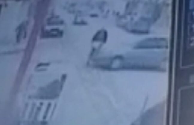 Otomobilin bisiklete çarptığı anlar kamerada