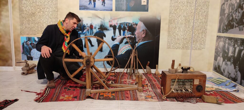 Eski eşyaları hiç atmadı…