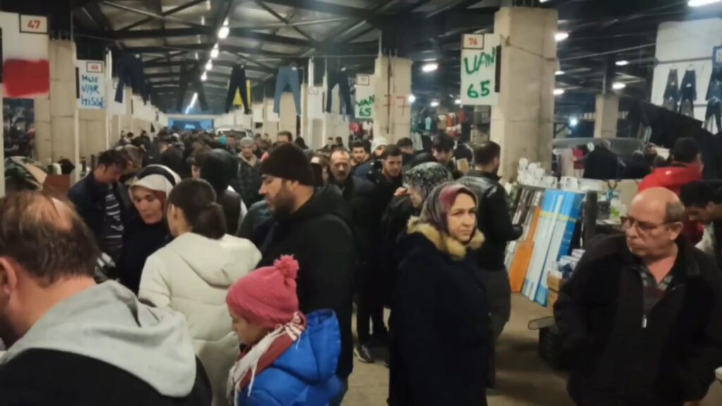 Akşam pazarında yoğunluk yaşandı. İşte videosu…