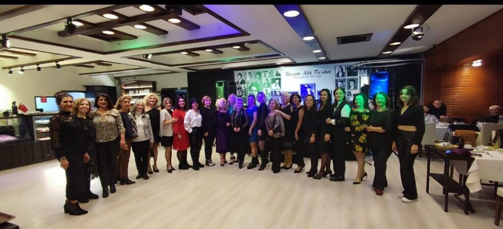 Yeni yıl yemeğinde  bir araya geldiler