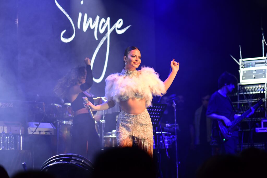 Simge Bursa’yı coşturdu