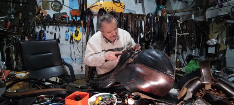 Elli yıl öncesinin en gözde mesleğiydi, şehirde bir tek o kaldı